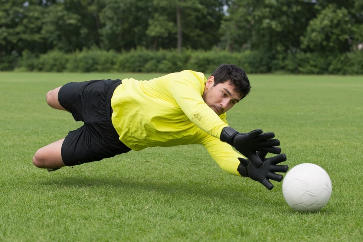 Diving Technique — How to Train Safe and Effective Saves