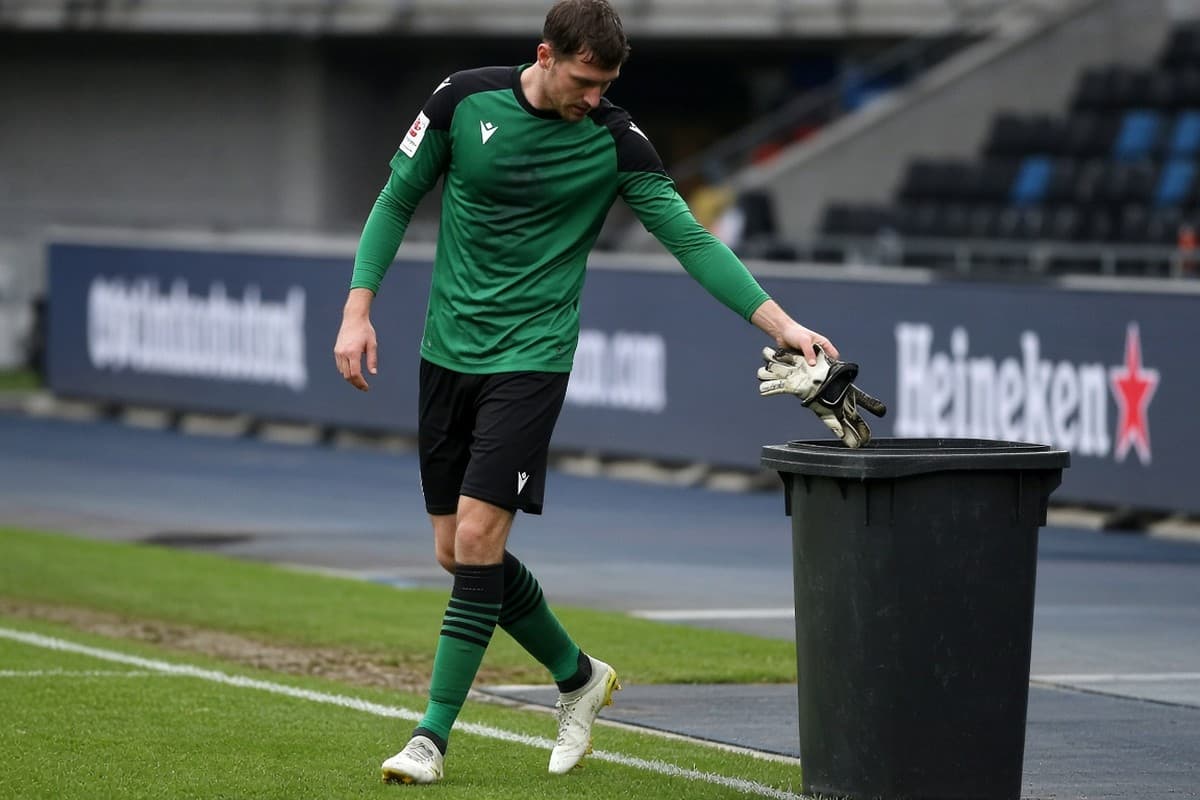 Why Professional Keepers Change Gloves at Halftime