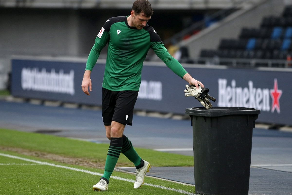 Why Pros Change Gloves at Half-Time